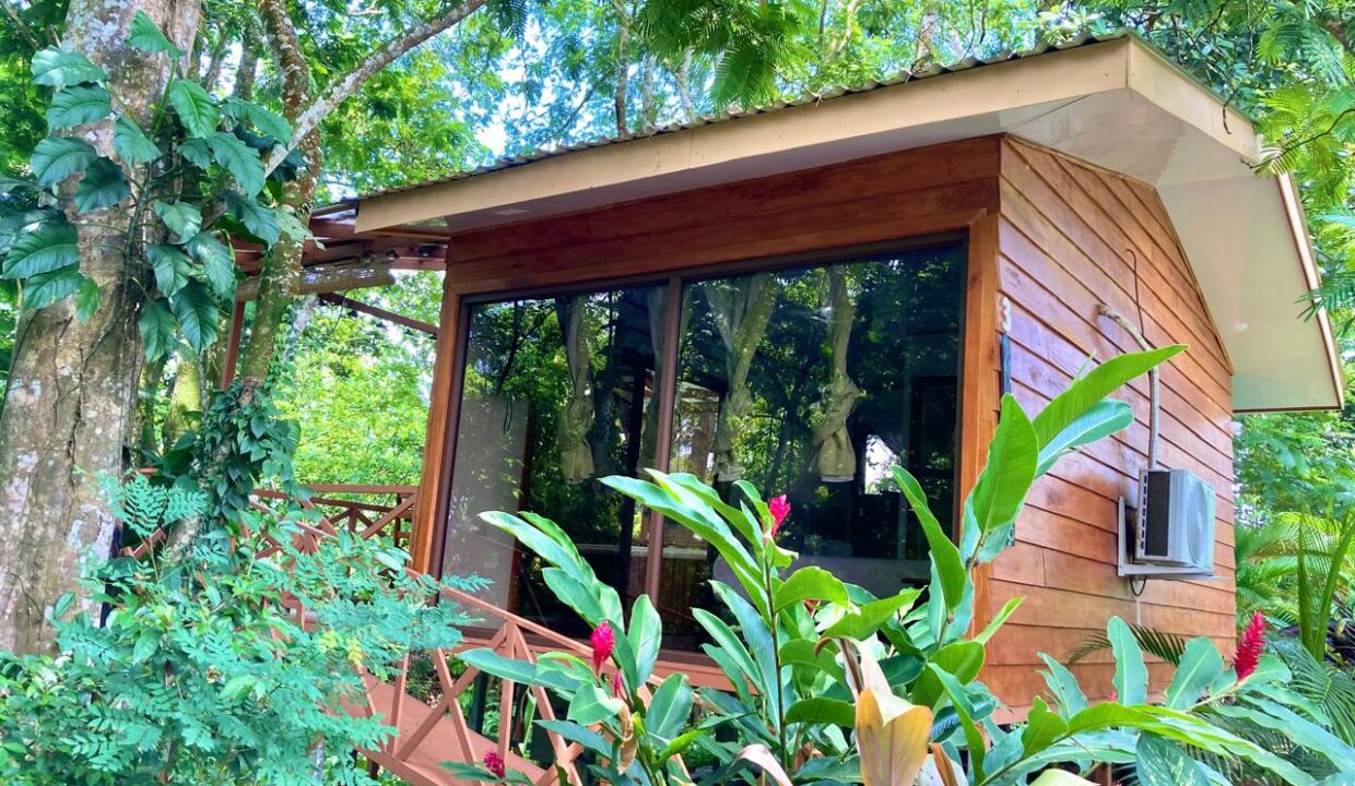 Cedar Wood Studio Cabin with Private Jacuzzi and Arenal Volcano Views – Chachagua Rental Near La Fortuna