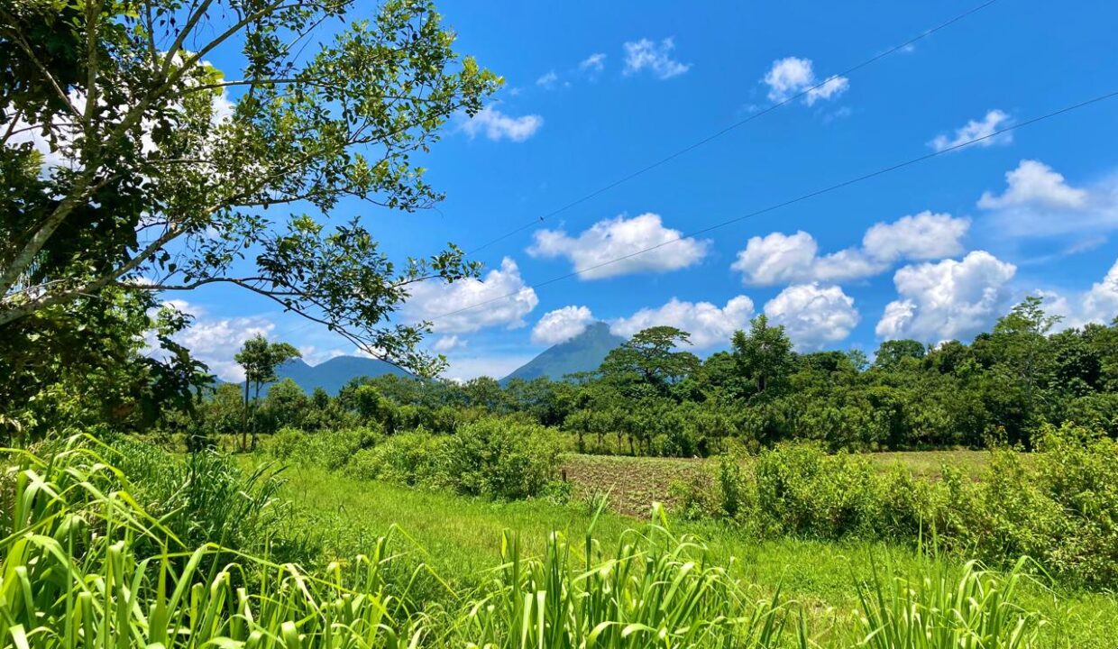 la fortuna costa rica real estate agent arenal volcano hot springs land for sale with river