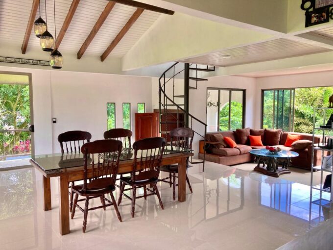 Stunning Property, Two Homes in El Tanque, fenced, pool, jacuzzi, volcano view, 10 min to La Fortuna