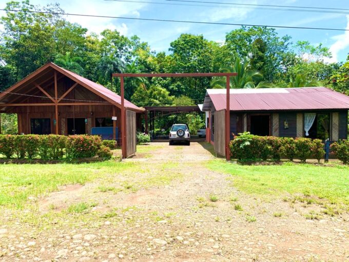 Large 3-Bedroom House with Atelier on Quarter Acre 15 min to La Fortuna, 2 houses for price of 1