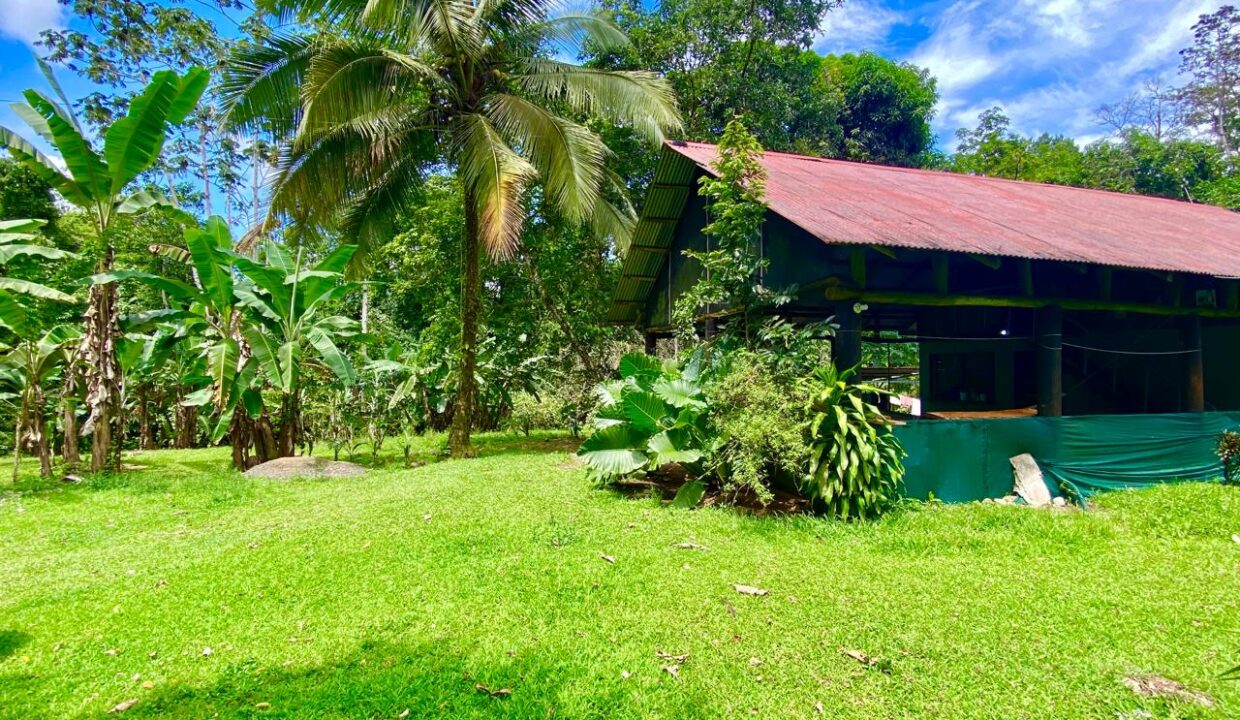 Fixer-upper house on large riverfront lot in La Fortuna Costa Rica – Great investment – Tropical Glow