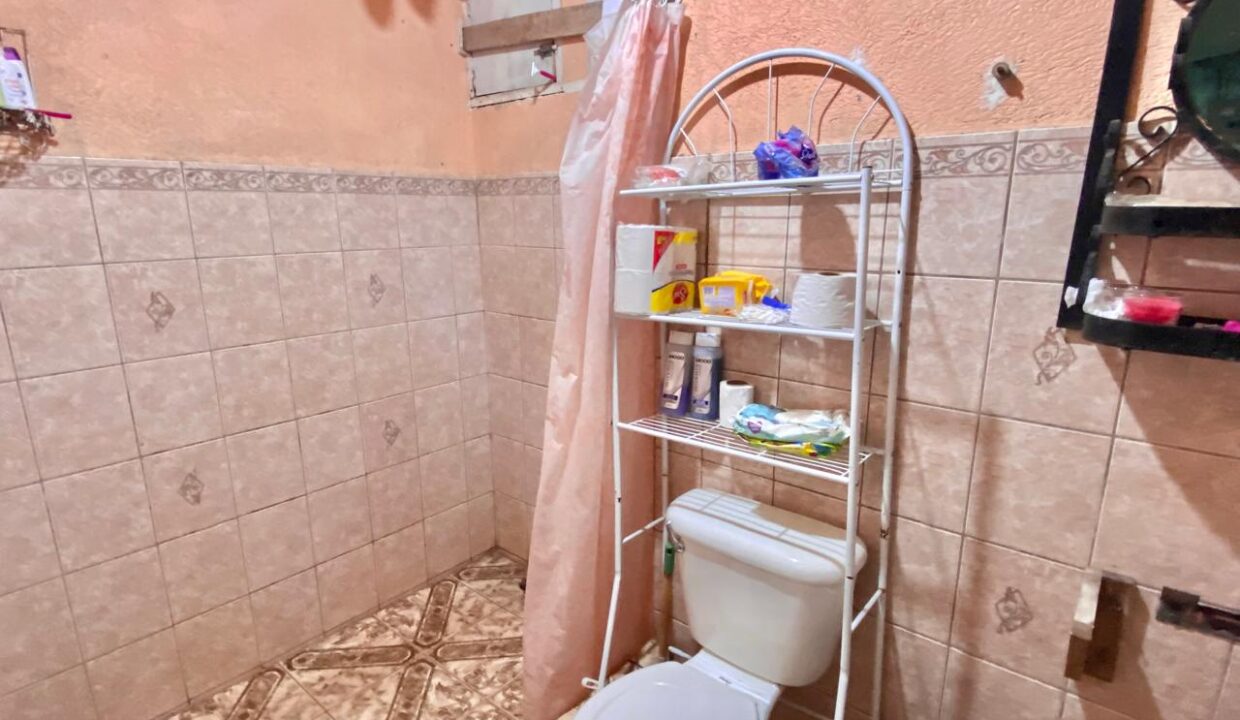 Bathrooms with renovation potential in La Fortuna Costa Rica investment property