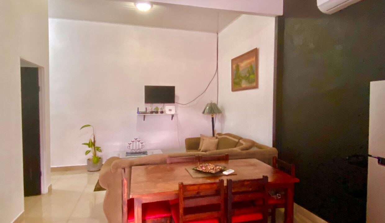 Cozy apartment with dining table, TV lounge, and open layout in La Fortuna Airbnb unit