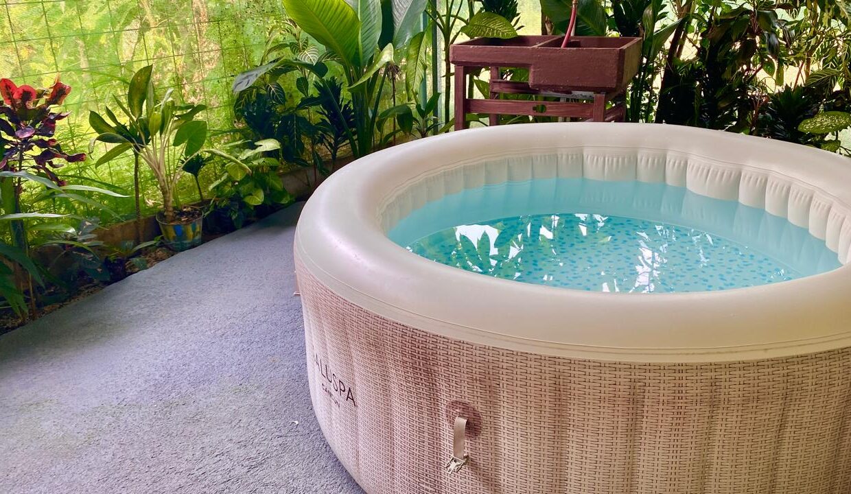 Cozy studio patio with outdoor hot tub in La Fortuna Airbnb rental