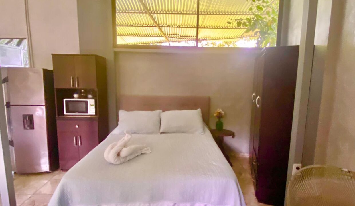 Furnished studio with compact kitchen and sleeping area in La Fortuna Airbnb property