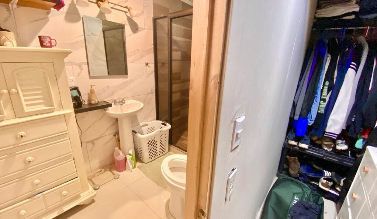 Costa Rica Real Estate with En Suite Bath & Closet - Chachagua