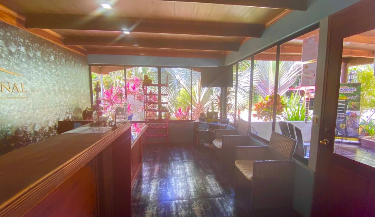    Hotel lobby seating in La Fortuna real estate near Arenal Volcano - Tropical Glow