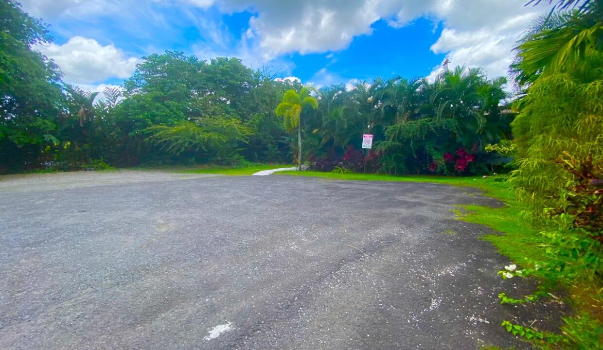 Tropical Glow hotel entrance in La Fortuna Costa Rica, surrounded by tropical plants and wide driveway access