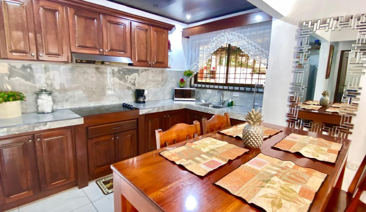 Gourmet kitchen and bar area in Jauuri rental home