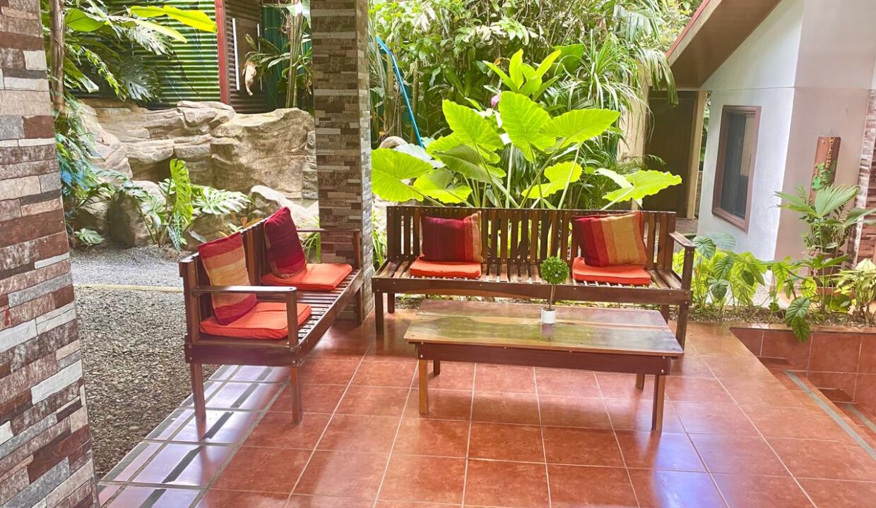 La Fortuna Jungle Lounge Airbnb with Live‑Edge Wood Table