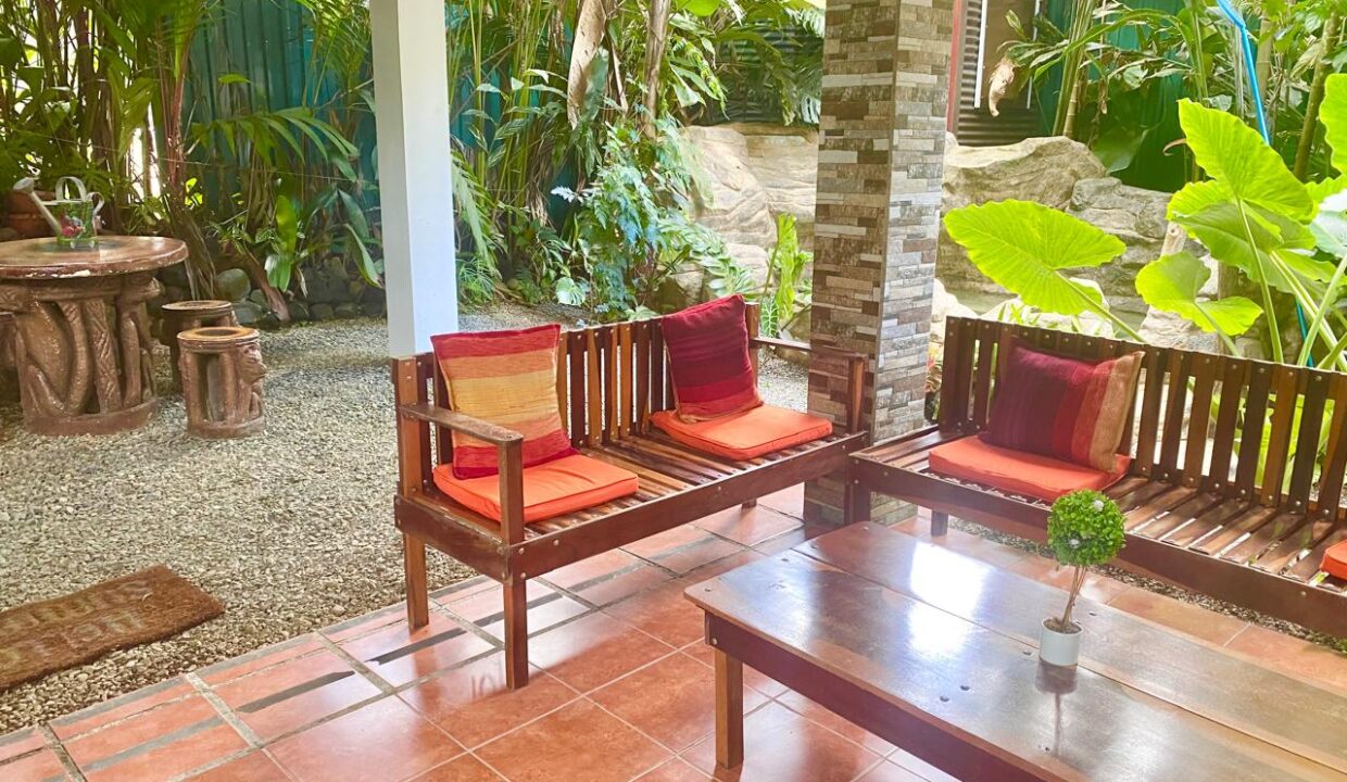 La Fortuna Courtyard Patio Airbnb with Stone Dining Set