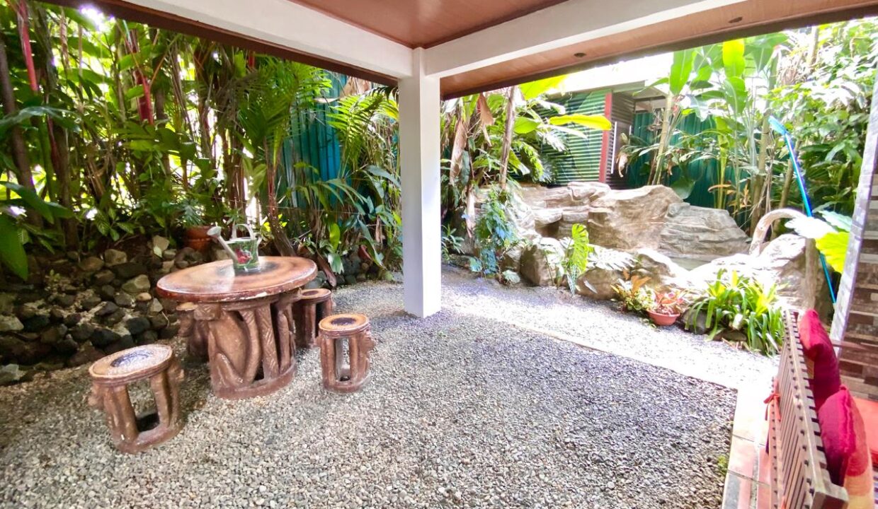 La Fortuna Courtyard Patio Airbnb with Stone Dining Set