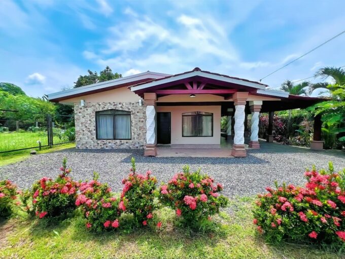 Turn-Key Designer Home with High-End Wood Finishes – 10 Minutes from La Fortuna
